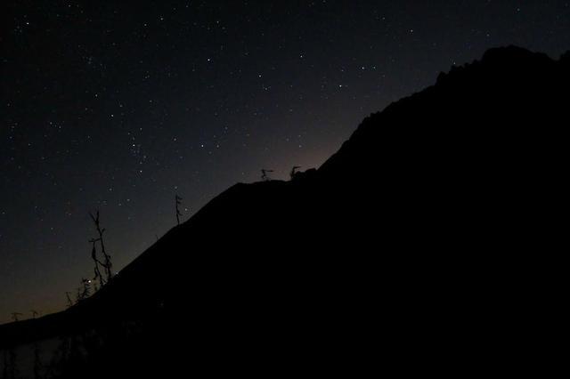 75岁港星自爆在内地养情妇，对方小他30岁，妻子已含恨离世